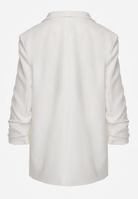 Renee - Biała Marynarka Niezapinana z Marszczonymi Rękawami Orolea. Okazja: na spotkanie biznesowe, na co dzień. Kolor: biały. Materiał: tkanina, koronka. Wzór: jednolity, gładki. Styl: elegancki, biznesowy, casual #5