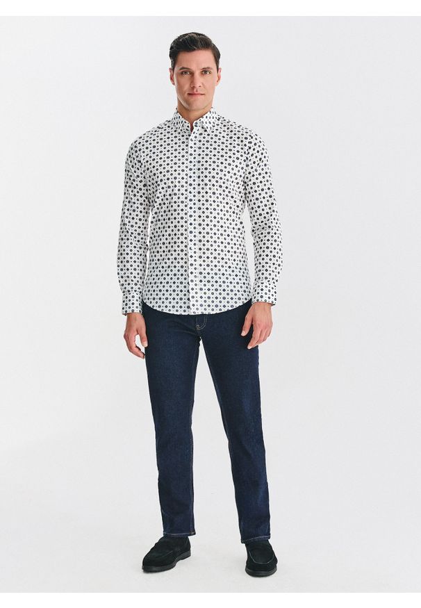 Pako Lorente - Biała koszula w niebieski wzór geometryczny. Kolor: niebieski, wielokolorowy, biały. Materiał: bawełna, elastan. Długość rękawa: długi rękaw. Długość: długie. Wzór: geometria