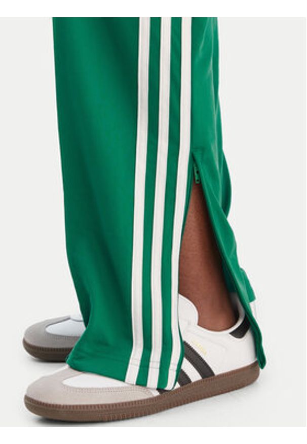 Adidas - adidas Spodnie dresowe Firebird Classic KD3649 Zielony Regular Fit. Kolor: zielony. Materiał: syntetyk