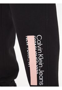 Calvin Klein Jeans Spodnie dresowe J30J323504 Czarny Regular Fit. Kolor: czarny. Materiał: dresówka, bawełna