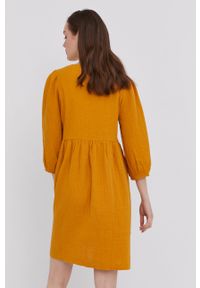 Answear Lab Sukienka kolor pomarańczowy mini rozkloszowana. Kolor: pomarańczowy. Materiał: tkanina. Wzór: gładki. Typ sukienki: rozkloszowane. Styl: wakacyjny. Długość: mini #3