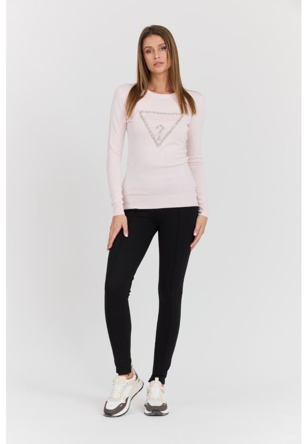 Guess - GUESS Różowy damski sweter Rylie Triangle Logo, Rozmiar XS. Kolor: różowy. Materiał: elastan, wiskoza. Długość rękawa: długi rękaw. Długość: długie. Styl: klasyczny