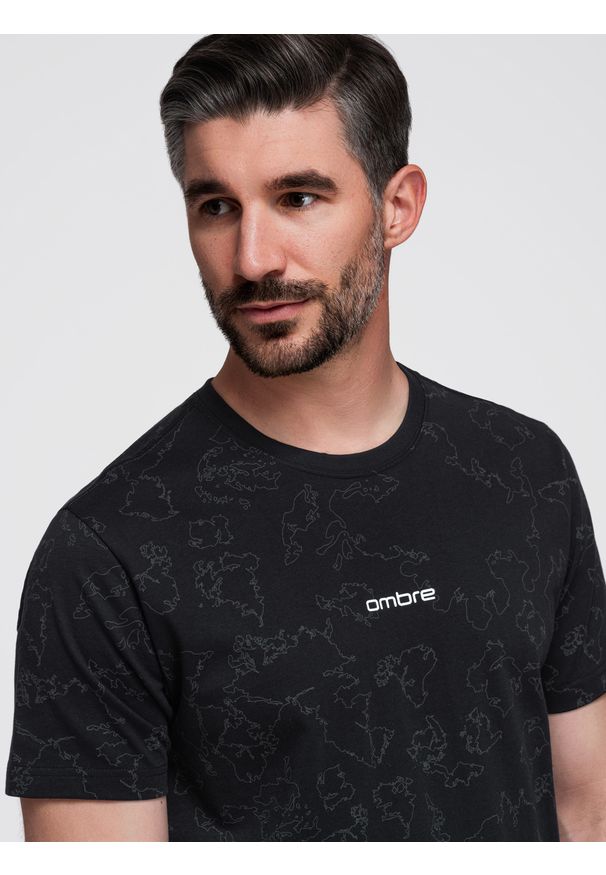 Ombre Clothing - Koszulka męska bawełniana z nadrukiem na całej powierzchni i "ombre" na klatce piersiowej - czarna V1 - Rozmiar: M. Okazja: na co dzień. Kolor: czarny. Materiał: bawełna. Długość rękawa: krótki rękaw. Długość: krótkie. Wzór: nadruk. Styl: casual