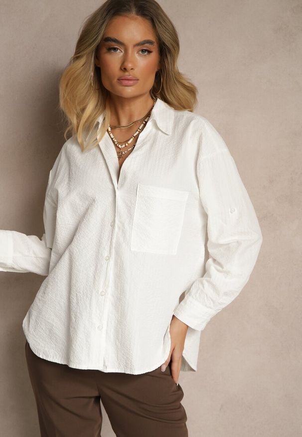 Renee - Biała Koszula z Bawełny w Delikatne Paseczki Lisallia. Okazja: na co dzień. Typ kołnierza: kołnierzyk klasyczny. Kolor: biały. Materiał: bawełna. Długość rękawa: długi rękaw. Długość: długie. Styl: sportowy, casual, klasyczny