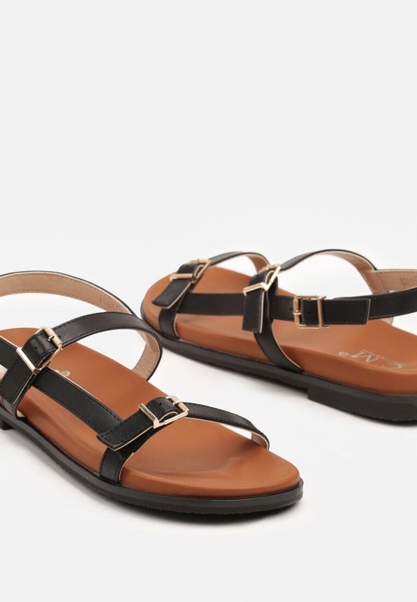 Renee - Czarne Płaskie Sandały Ozdobione Klamrami Ilanelia. Okazja: na co dzień. Zapięcie: klamry. Kolor: czarny. Wzór: aplikacja. Styl: casual, elegancki