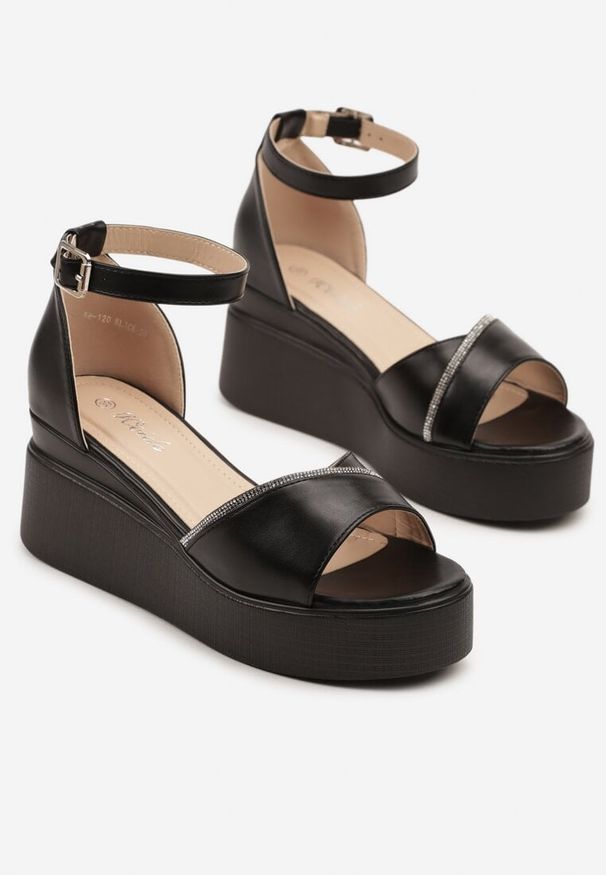 Born2be - Czarne Sandały na Koturnie z Cyrkoniami Natirave. Okazja: na co dzień. Zapięcie: sprzączka. Kolor: czarny. Materiał: jeans. Sezon: lato. Obcas: na koturnie. Styl: casual, elegancki