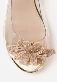 Renee - Złote Transparentne Sandały VICES na Słupku Ozdobione Cyrkoniami i Kwiatem 3D Lagumare. Zapięcie: pasek. Kolor: złoty. Materiał: satyna. Wzór: aplikacja, kwiaty. Obcas: na słupku. Styl: glamour #5