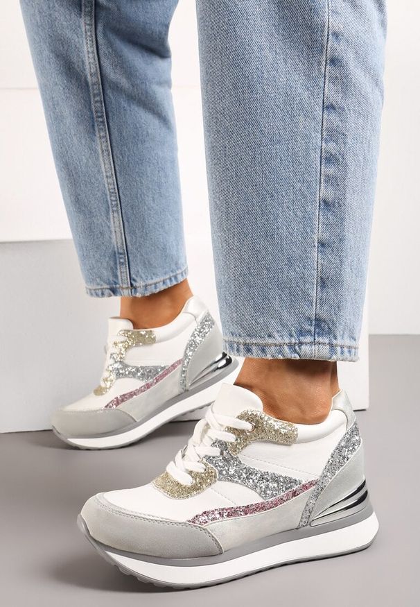 Renee - Szaro-Różowe Brokatowe Sneakersy na Ukrytym Koturnie Zophiela. Kolor: biały. Wzór: aplikacja. Obcas: na koturnie