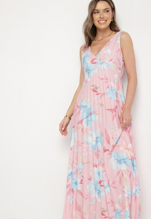 Born2be - Różowa Sukienka o Rozkloszowanym Kroju z Plisami i Dekoltem w Serek Nitolina. Okazja: na co dzień, na spacer. Typ kołnierza: dekolt w serek. Kolor: różowy. Materiał: jeans. Długość rękawa: na ramiączkach. Typ sukienki: rozkloszowane. Styl: casual