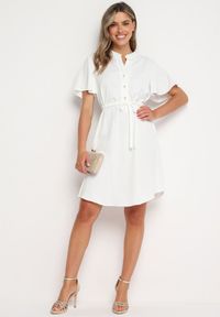 Born2be - Biała Sukienka Trapezowa z Koszulową Górą i Materiałowym Paskiem w Talii Vikiiona. Okazja: na spotkanie biznesowe. Typ kołnierza: dekolt w kształcie V. Kolor: biały. Materiał: materiał. Długość rękawa: krótki rękaw. Typ sukienki: koszulowe, trapezowe. Styl: biznesowy #5