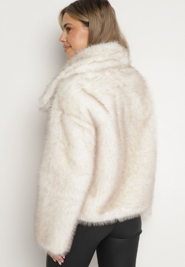 Born2be - Jasnobeżowa Futrzana Kurtka z Szerokim Kołnierzem Merionnie. Kolor: beżowy. Materiał: futro. Styl: elegancki