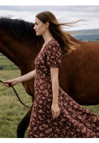 Big-Star - Sukienka damska midi z wiskozy w kwiatowy wzór brązowa Pala 804. Okazja: na co dzień, na spacer. Kolor: brązowy. Materiał: wiskoza. Wzór: kwiaty. Sezon: wiosna, lato. Typ sukienki: proste. Styl: boho, casual. Długość: midi #9