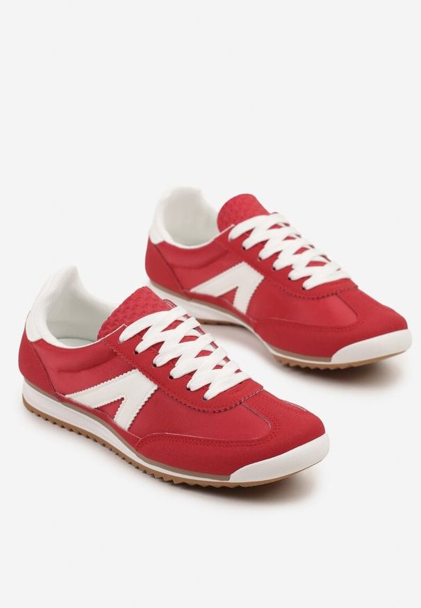 Born2be - Czerwone Sneakersy Ozdobione Geometrycznym Wzorem Teroti. Kolor: czerwony. Materiał: jeans. Wzór: aplikacja, geometria