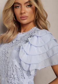 Renee - Jasnoniebieska Sukienka Dopasowana Mini z Koronką i Falbankami Offiamea. Okazja: na co dzień, na imprezę. Typ kołnierza: kołnierz z falbankami. Kolor: niebieski. Wzór: koronka. Typ sukienki: proste. Materiał: koronka. Długość rękawa: krótki rękaw. Styl: elegancki, casual. Długość: mini
