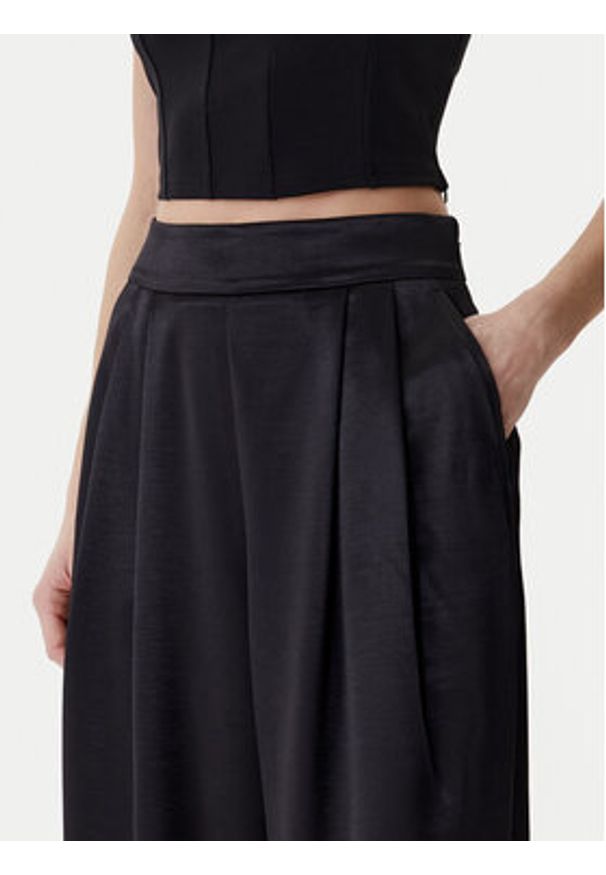 Guess Spodnie materiałowe W6RB66 W2612 Czarny Regular Fit. Kolor: czarny. Materiał: syntetyk