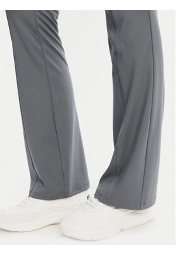 Guess Spodnie dresowe V5RB15 KCD02 Szary Regular Fit. Kolor: szary. Materiał: syntetyk