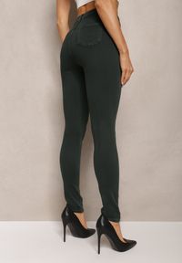 Renee - Zielone Jeansy Regular Waist o Fasonie Skinny z Zapięciem na Guzik i Suwak Efraim. Kolor: zielony