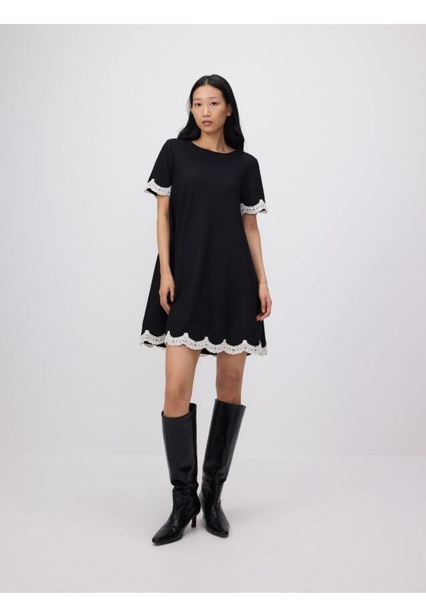 Reserved - Sukienka z kontrastową koronką - czarny. Kolor: czarny. Materiał: koronka. Wzór: koronka