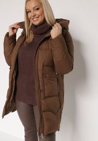Born2be - Brązowa Długa Pikowana Kurtka z Nieodpinanym Kapturem Mevessia. Okazja: na co dzień. Kolor: brązowy. Materiał: jeans. Długość: długie. Styl: klasyczny, casual, elegancki #2
