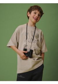 4f - 4F T-shirt loose z nadrukiem chłopięcy - beżowy 158/164 (12-14 lat). Okazja: na co dzień. Kolor: beżowy. Materiał: dzianina, bawełna. Wzór: nadruk. Sezon: lato. Styl: casual #1
