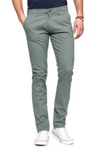 Wrangler - WRANGLER SPODNIE MĘSKIE LARSTON DUSTY OLIVE W18SGJ275. Wzór: moro. Sezon: lato. Styl: militarny, klasyczny #8