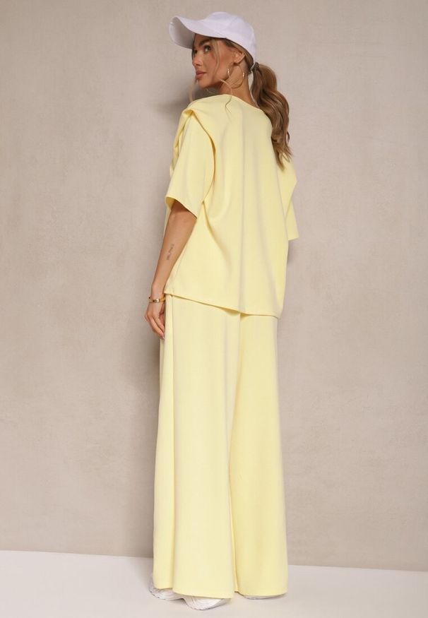 Renee - Żółty Komplet z Wiskozą T-shirt z Dekoltem w Serek i Spodnie o Szerokim Kroju Zevline. Kolor: żółty. Materiał: wiskoza