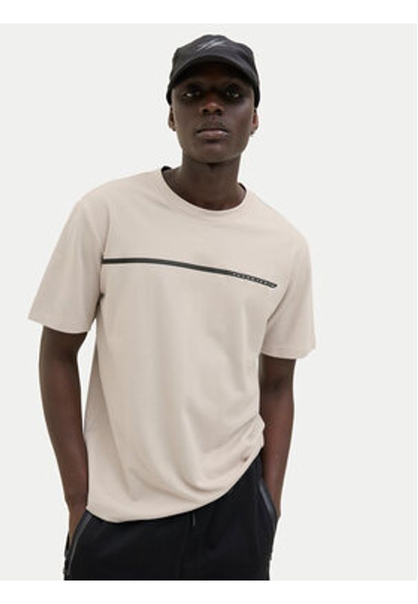 Jack & Jones - Jack&Jones T-Shirt Fusion 12273120 Beżowy Regular Fit. Kolor: beżowy. Materiał: syntetyk
