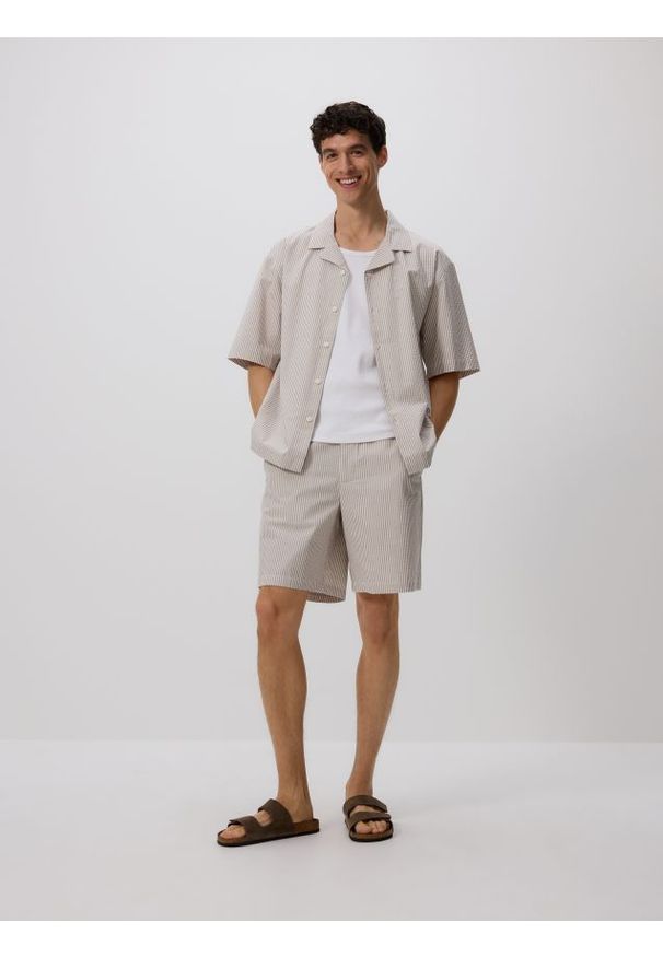Reserved - Szorty loose fit - beżowy. Kolor: beżowy. Materiał: bawełna, tkanina