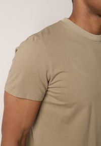 Born2be - Ciemnozielona Gładka Koszulka T-shirt z Bawełny o Prostym Kroju Sarusa. Okazja: na co dzień, na randkę. Kolor: zielony. Materiał: bawełna. Wzór: gładki. Styl: klasyczny, casual #5