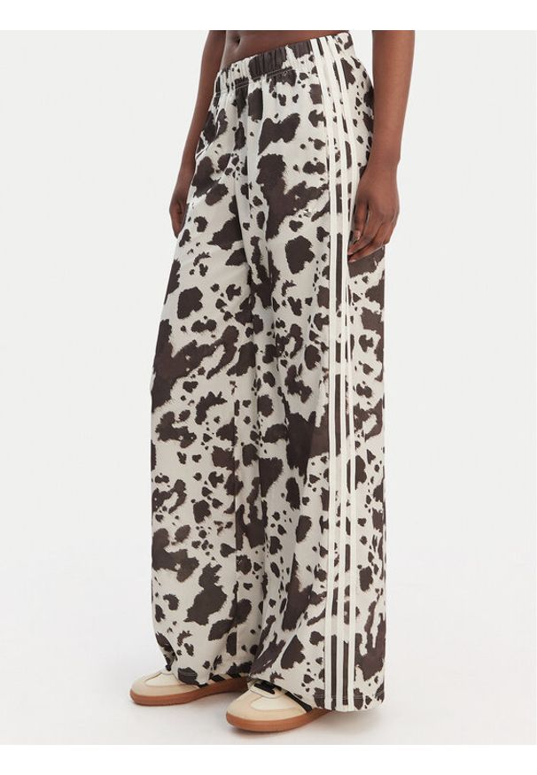 Adidas - adidas Spodnie dresowe Satin KA2668 Brązowy Wide Leg. Kolor: brązowy. Materiał: syntetyk