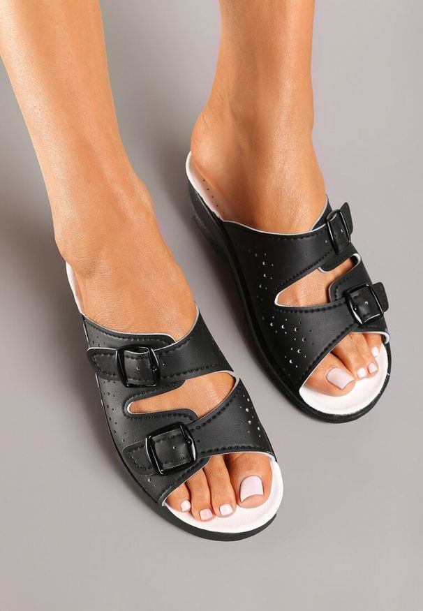 Born2be - Czarne Klapki z Regulowanymi Paskami i Ozdobną Perforacją Seretia. Okazja: na co dzień. Kolor: czarny. Materiał: jeans. Obcas: na płaskiej podeszwie. Styl: casual, elegancki