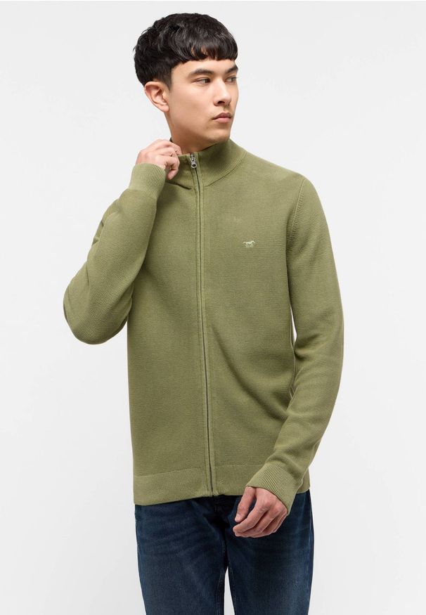 Sweter Męski Rozpinany Mustang Style Escondido Oil Green 1015476 6273. Okazja: na co dzień. Typ kołnierza: bez kaptura, kołnierzyk stójkowy. Materiał: bawełna. Długość rękawa: długi rękaw. Długość: długie. Styl: casual, elegancki