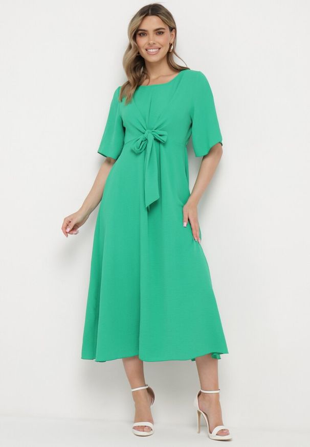 Born2be - Ciemnozielona Sukienka Maxi z Ozdobnym Wiązaniem i Gumką w Talii Myrcella. Kolor: zielony. Długość: maxi
