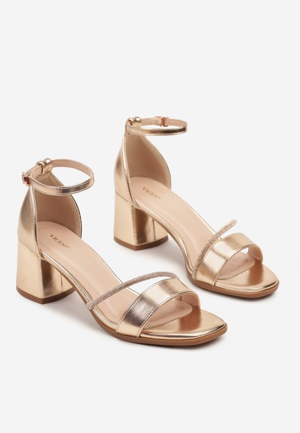 Born2be - Szampańskie Sandały Vices na Słupku z Paskiem z Cyrkonii Galavina. Okazja: na spacer, na co dzień. Nosek buta: otwarty. Zapięcie: pasek. Kolor: złoty. Wzór: aplikacja. Sezon: wiosna, lato. Obcas: na słupku. Styl: casual, elegancki, klasyczny, wizytowy