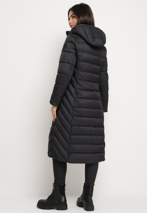 Born2be - Czarna Kurtka Pikowana o Długim Fasonie z Odpinanym Kapturem Reanora. Okazja: na co dzień, do pracy, na spacer. Kolor: czarny. Materiał: dzianina, jeans. Długość rękawa: długi rękaw. Długość: długie. Styl: casual