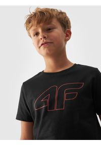 4F JUNIOR - T-shirt z nadrukiem chłopięcy - czarny. Okazja: na co dzień. Kolor: czarny. Materiał: bawełna, dzianina, jersey. Długość rękawa: krótki rękaw. Długość: krótkie. Wzór: nadruk. Styl: casual, sportowy