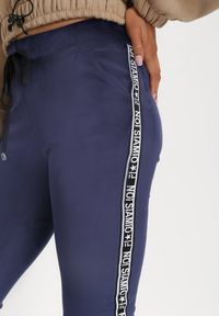Born2be - Granatowe Spodnie Welurowe Tanrith. Kolekcja: plus size. Kolor: niebieski. Materiał: welur #7