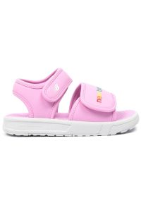 Sandały New Balance SYA750C3 różowe. Zapięcie: rzepy. Kolor: różowy. Wzór: napisy, aplikacja, kolorowy. Styl: sportowy, młodzieżowy #1