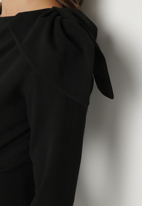 Born2be - Czarna Dopasowana Sukienka Koktajlowa Ozdobiona Kokardą i Rozcięciem na Linnaea. Okazja: na co dzień. Typ kołnierza: kokarda. Kolor: czarny. Wzór: aplikacja. Typ sukienki: dopasowane. Styl: wizytowy