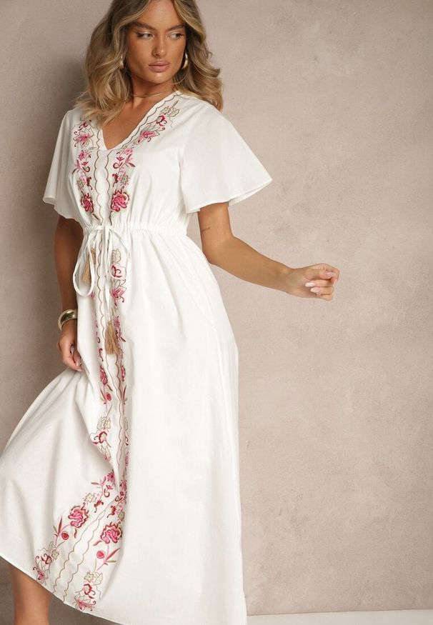 Renee - Biała Rozkloszowana Sukienka z Bawełny w Stylu Boho z Ozdobnym Haftem Sersena. Okazja: na co dzień. Typ kołnierza: dekolt w kształcie V. Kolor: biały. Materiał: bawełna. Długość rękawa: krótki rękaw. Wzór: haft. Styl: boho