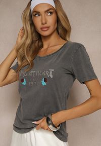 Renee - Ciemnoszary T-shirt z Bawełny Ozdobiony Nadrukiem Savetelle. Okazja: na co dzień. Kolor: szary. Materiał: bawełna. Wzór: aplikacja, nadruk. Sezon: lato, wiosna. Styl: casual
