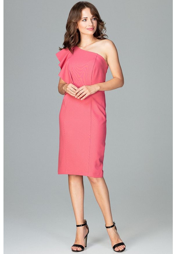 Lenitif - Ołówkowa sukienka na jedno ramię z falbaną różowa. Okazja: na imprezę, na ślub cywilny, na wesele, na randkę. Kolor: różowy. Typ sukienki: ołówkowe. Styl: elegancki