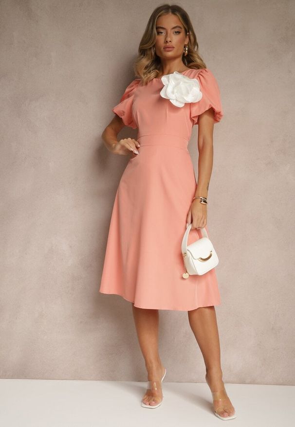 Renee - Różowa Rozkloszowana Sukienka Vices Ozdobiona Odpinanym Kwiatem 3D Koleira. Okazja: na co dzień. Kolor: różowy. Wzór: aplikacja, kwiaty. Styl: klasyczny, casual