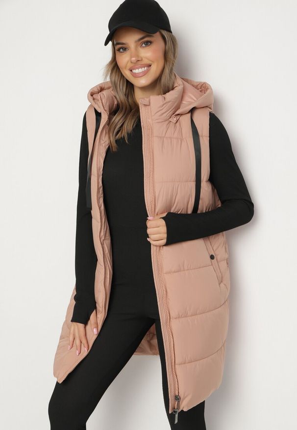 Born2be - Różowa Długa Kamizelka Pikowana z Odpinanym Kapturem i Sznurkami do Regulacji Nerienna. Kolor: różowy. Długość: długie. Styl: elegancki