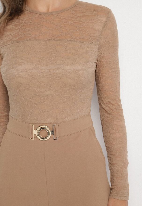 Born2be - Beżowy Koronkowy Kombinezon z Wiskozą z Szerokimi Nogawkami Ninarena. Okazja: na co dzień. Kolor: beżowy. Materiał: wiskoza, koronka. Długość rękawa: długi rękaw. Długość: długie. Styl: elegancki, casual