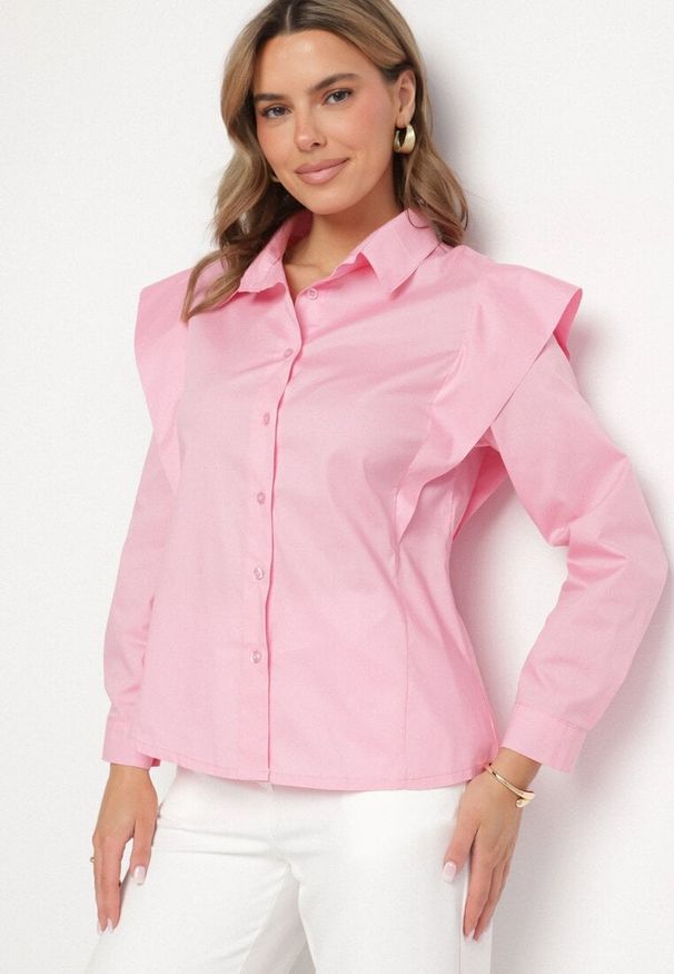 Born2be - Różowa Bawełniana Koszula z Ozdobnymi Ramionami Teladoria. Okazja: na co dzień. Kolor: różowy. Materiał: bawełna. Styl: elegancki, casual