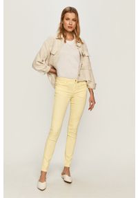 Guess Spodnie damskie dopasowane medium waist. Kolor: żółty. Materiał: materiał