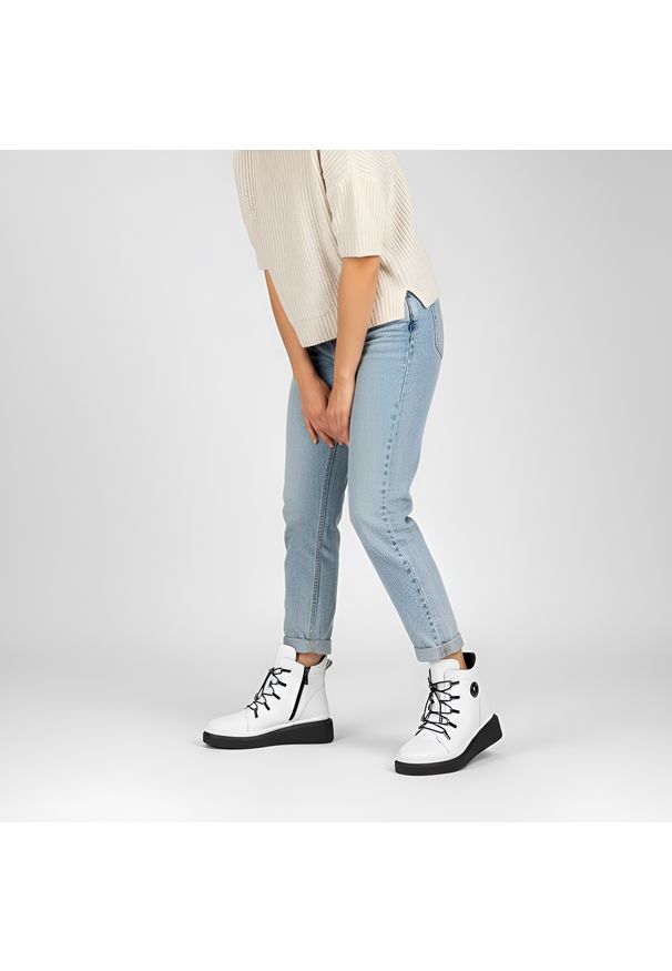 Białe Botki Filippo Stylowe Buty Damskie. Okazja: na co dzień. Kolor: biały. Szerokość cholewki: normalna. Sezon: zima, jesień. Styl: elegancki