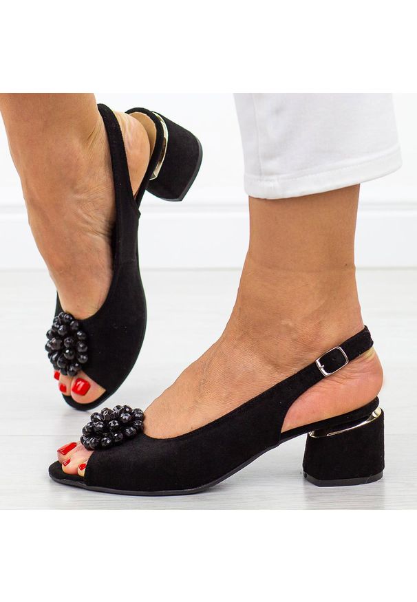 DEONI - Czarne/bk zamszowe Polskie sandały damskie na obcasie Deoni D216A. Kolor: czarny. Materiał: zamsz. Wzór: kwiaty, aplikacja. Sezon: wiosna, lato. Obcas: na obcasie. Styl: elegancki, klasyczny. Wysokość obcasa: średni