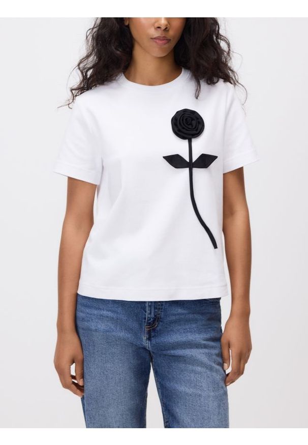 Reserved - T-shirt z kwiatową aplikacją - biały. Kolor: biały. Materiał: dzianina, bawełna. Wzór: kwiaty, aplikacja